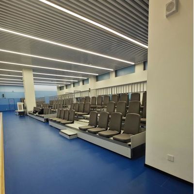 Sistema di sedute telescopiche in piattaforma in acciaio in colore grigio o nero per esigenze personalizzabili